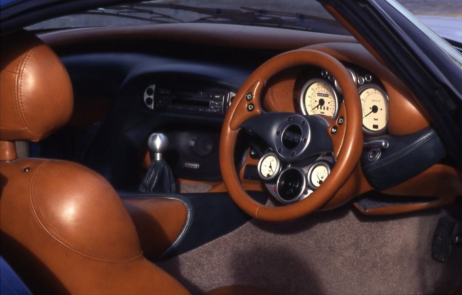 Интерьер TVR Cerbera 1996 года  (фото 10 из 17)